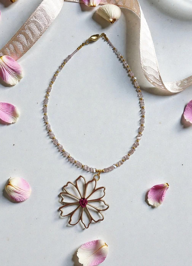 Daisy beaded necklace