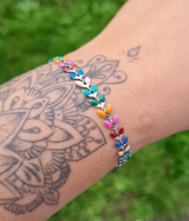 Bracelet en acier argenté chaîne en épis colorés 