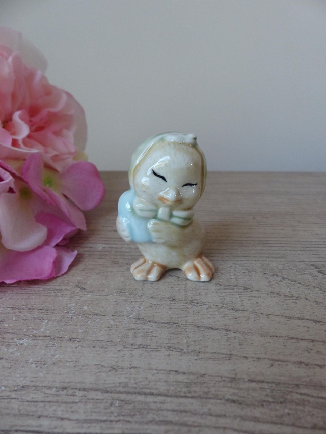 Miniature ancienne en porcelaine – Maman poule et son œuf – Décoration vintage tendre et unique – Cadeau ou collection animaux