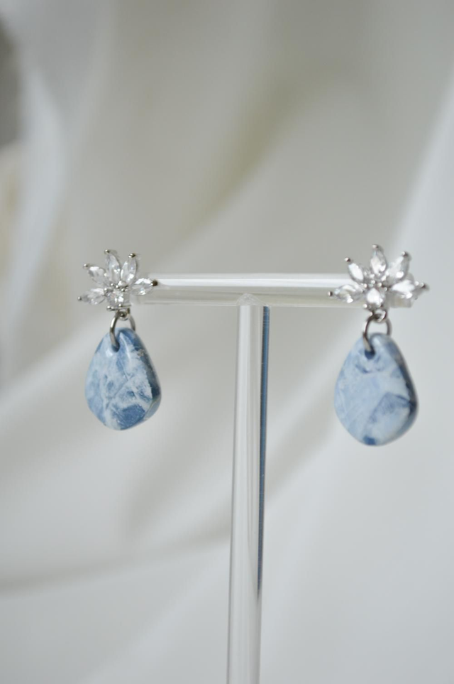 Blue Lagoon Kolekcija - Mali modri viseči uhani na osnovi iz cirkonije