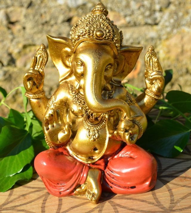 Statue de Ganesh couleur or
