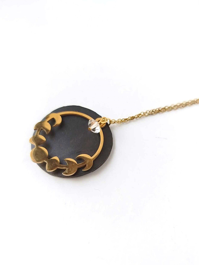 Chaîne avec Pendentif Upcyclé en CHAMBRE à AIR RECYCLÉE et Perle en verre Recyclée - Féminin Sacré