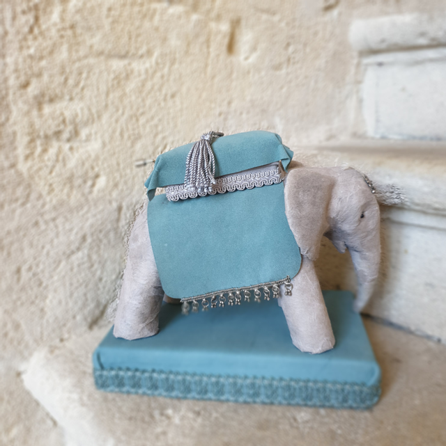 RESERVE- L'éléphant voyageur. Grande boîte à musique. Pièce unique