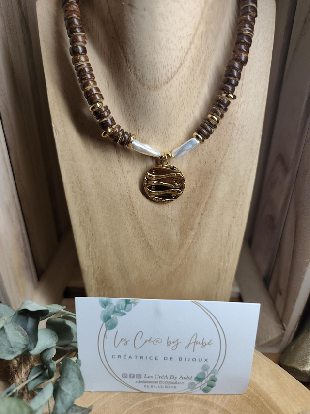 COLLIER PERLES BOIS/ MEDAILLON GOLD 0000499