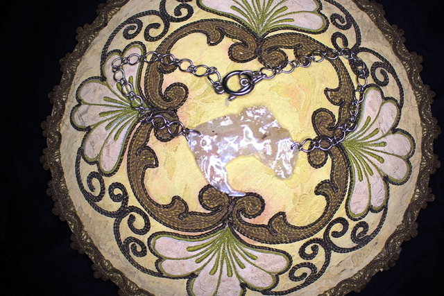 Chaîne et coquillage 