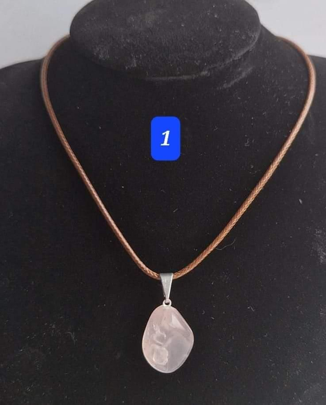 Quartz rose  pierre roulée avec cordon 