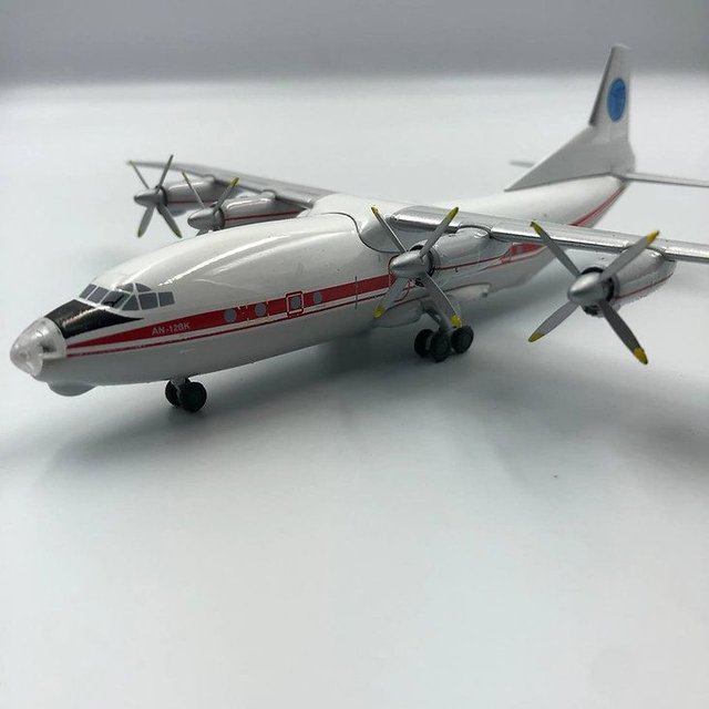 Antonov An-12 Meridian 1/200 new livery (tail logo) 2 Registrationen