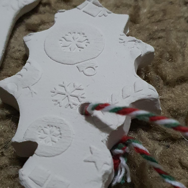 Holly Xmas decoration/present tag (paintable)