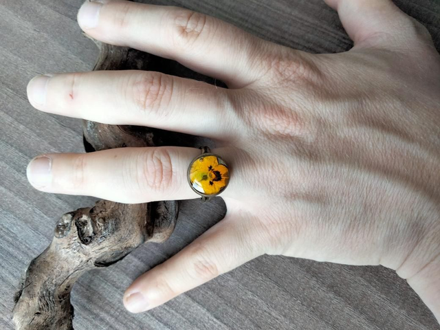 Bague réglable couleur bronze avec inclusion d'une fleur séchée 