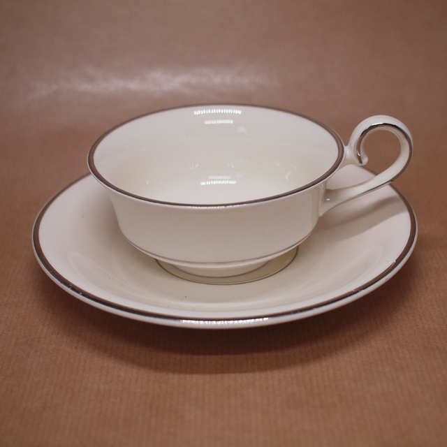 Mosa | Kop en Schotel(kop diameter 10, hoogte 5 | schotel diameter 15, hoogte 2,5 cm) roomwit met zilverkleurige bies | Vintage