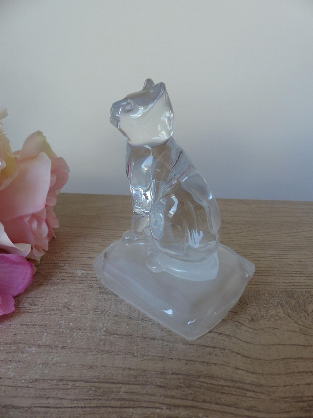 Figurine chat en verre sur coussin Cristal d'Arques en verre dépoli, Collection animal chat en verre vintage, Presse papier chat en verre
