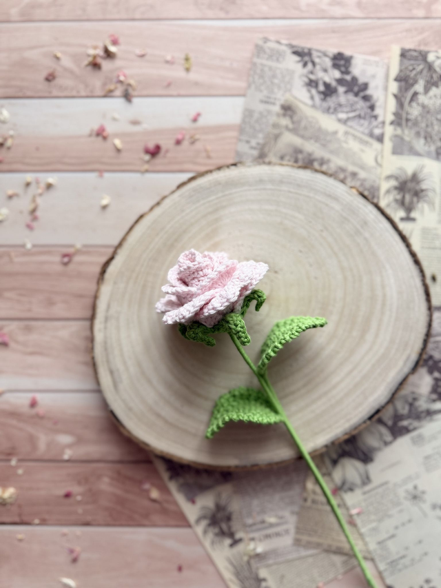 Rose uni et ses feuilles (personnalisable pour créer votre bouquet)