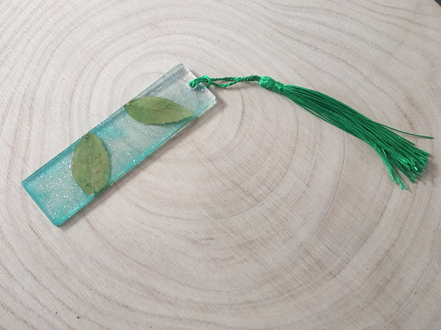 Marque page verdâtre avec feuilles naturelles