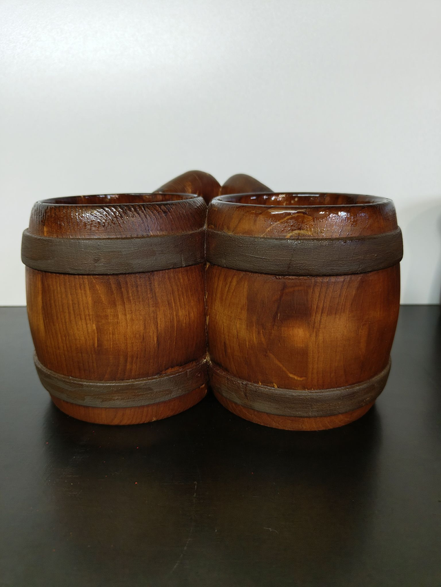 Zwillingsfass – Handgefertigter Holz-Doppelbecher je 0,5 Liter