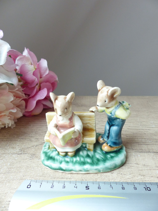 Figurine Vintage Couple de Lapins en Céramique Émaillée – Scène Romantique au Parc – Décoration Cadeau Amoureux – Peinte à la Main – 8 cm