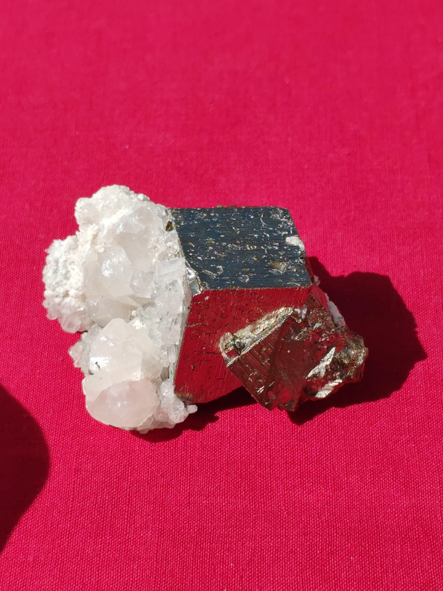 Pyrite et manganocalcite (collection)