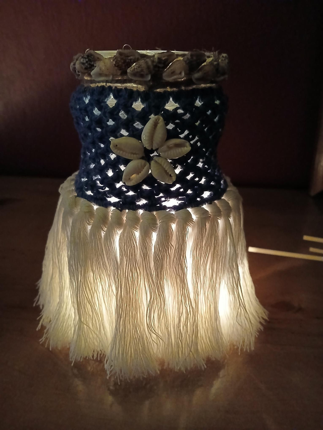 Photophore artisanal en macramé et coquillages