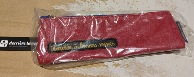 Trousse rose (Derrière La Porte)