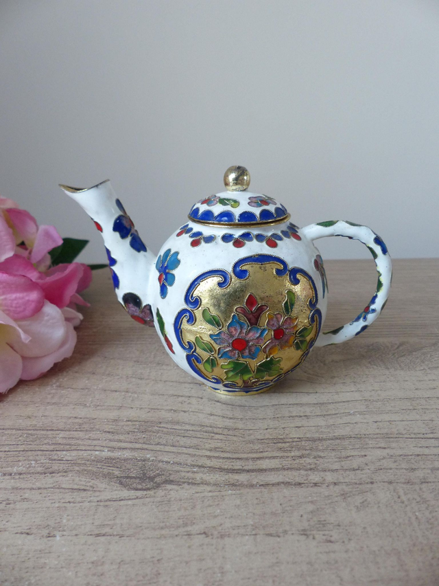 Théière Miniature Cloisonnée Blanche – Décor Floral Doré – Cuivre Émaillé Fait Main – Style Asiatique – Objet de Collection Vintage