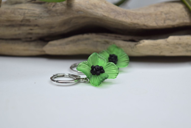 CRÉOLES FLEURS VERT HERBE MONTURE ARGENT (VC2)