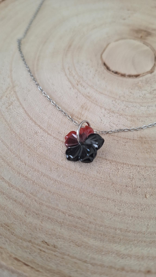 Collier argenté fleur hibiscus noir/bordeau 
