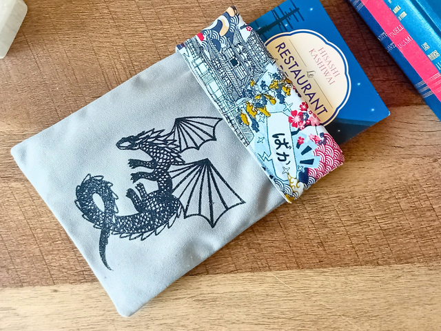 Pochette à Livre Manga – Protection Format Poche | Dragon Floqué &amp; Tissu Inspiré du Japon