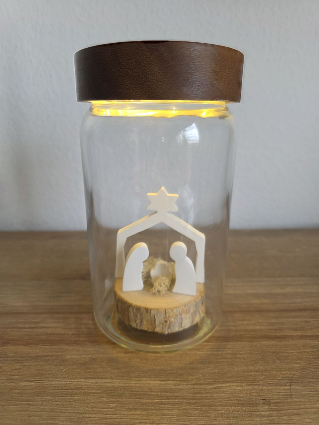 Krippe im Glas mit Beleuchtung