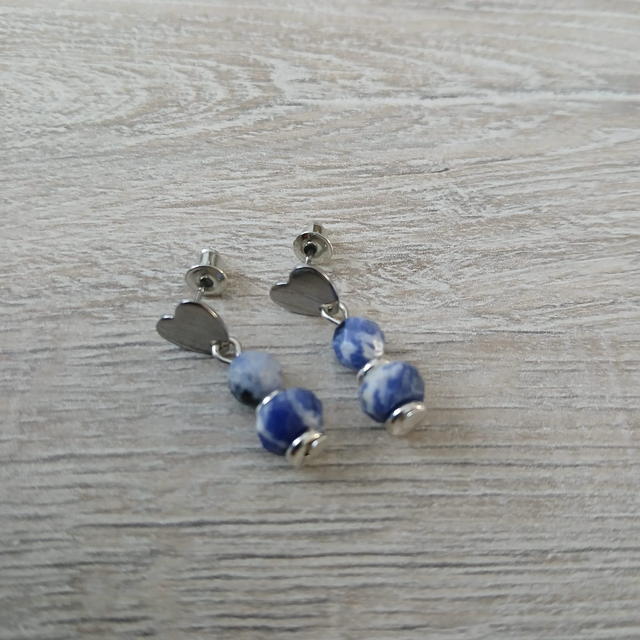 Oorbellen – Zilverkleurig hartje met Sodaliet – RVS (1.288)