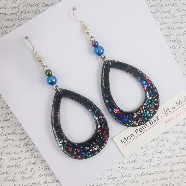 Boucles d'oreilles Gouttes V4 multicolore sur fond noir
