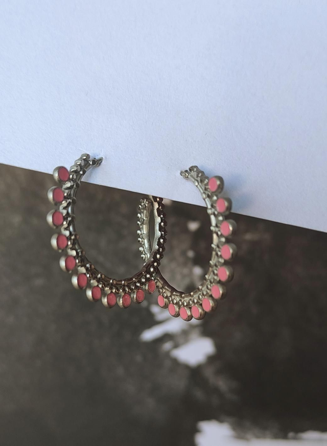 Boucles d&#039;oreilles créoles ouvertes argentées et roses 