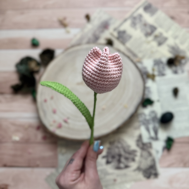 Tulipe fermée et sa feuille (personnalisable pour créer votre bouquet)