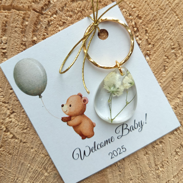 Breloczek z kwiatami białej gipsówki