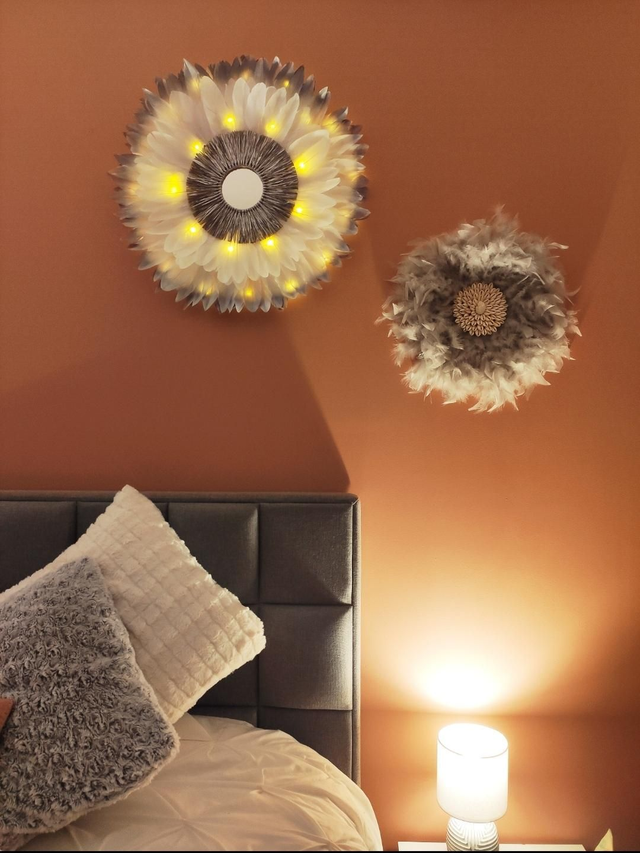 Duo Jujuhat plumes blanches argent raphia argent et LEDs et Jujuhat plumes grises coeur coquillages cauris