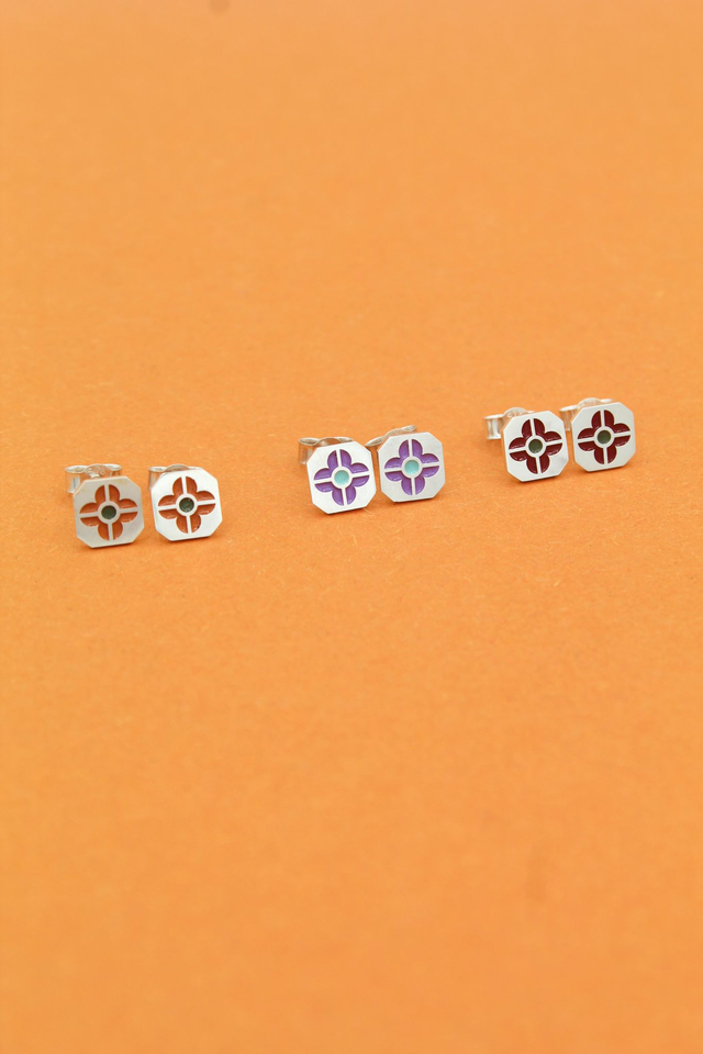 Boucles d'oreille puces émaillées fleur | Bordeaux & vert olive