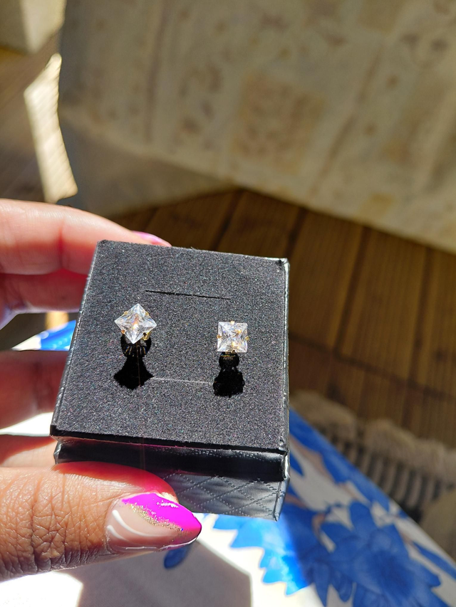 Clou d’oreille strass Carré