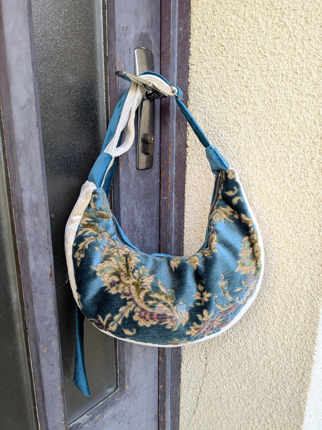 Sac DEMILUNE Velours Fleures Bleues