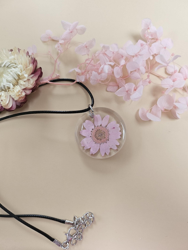 Pendentif en résine - Rond transparent fleur rose