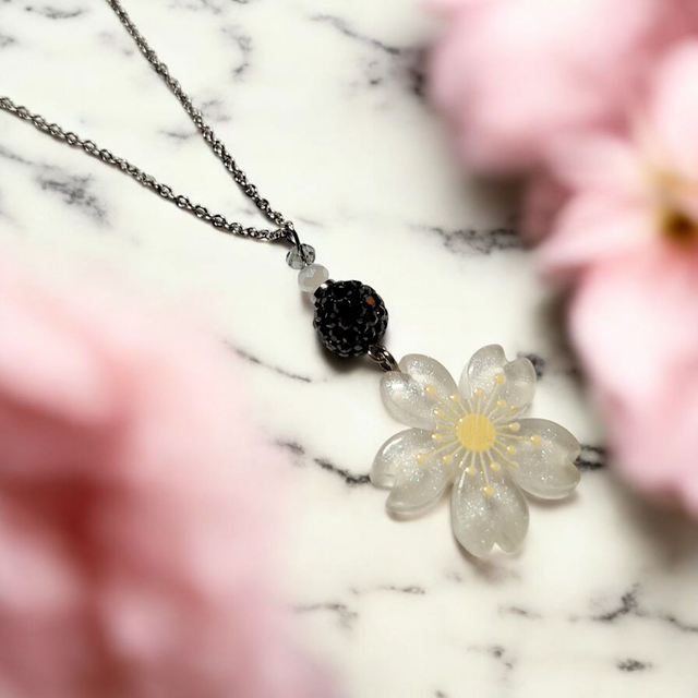 Collier acier inoxydable et cristal blanc noir fleur