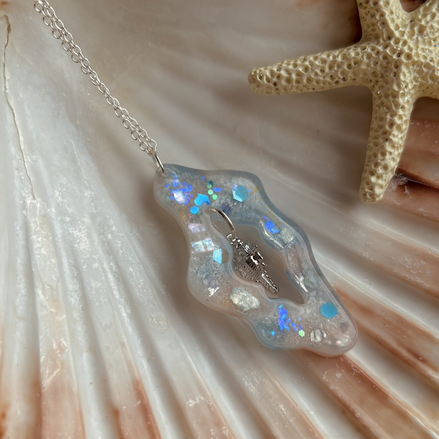 Wavy Necklace With Shell Charm Silver Plated