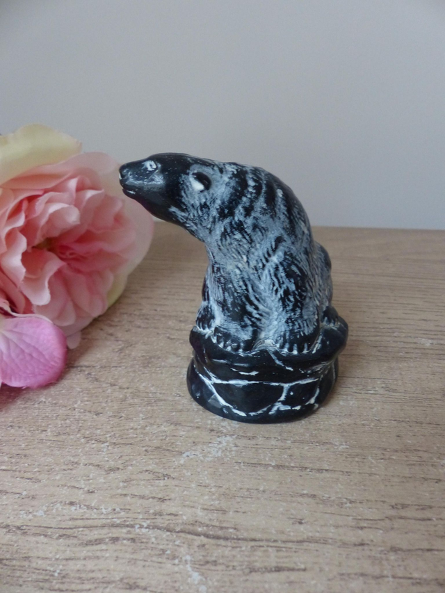 Sculpture ours noir assis sur un rocher The Aardik Collection, Figurine d’ours solitaire vintage fait à la main au Canada