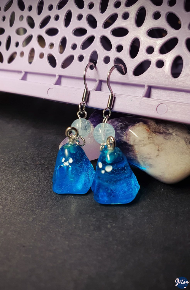 Boucles d&#039;oreilles fantômes en résine et aigue-marine