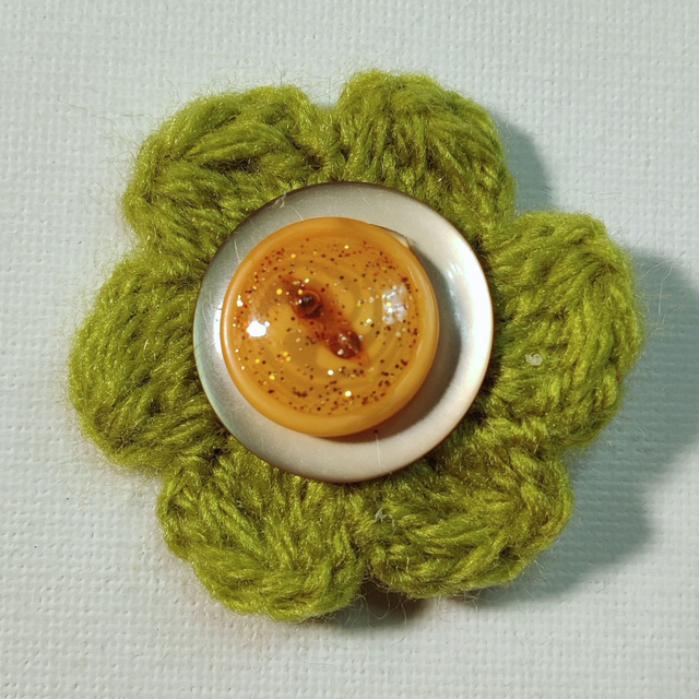 Barrette fleur simple vert crochet bouton nacré orange pince crocodile