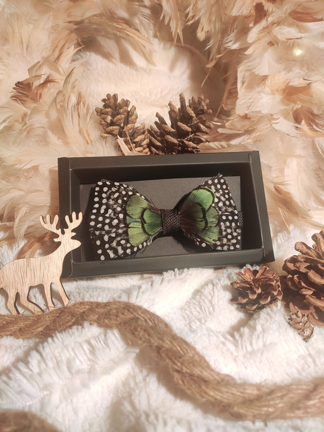 Noeud papillon Tissu et Plumes naturelles de Pintade et Faisan doré vert