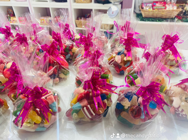 Dark pink ribbon party favours