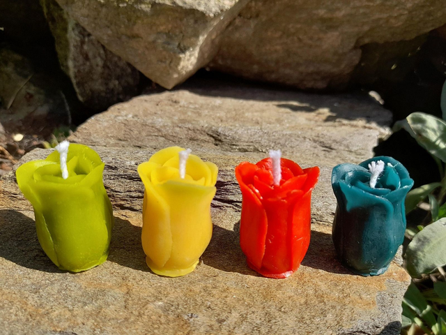 Růžička - svíčka ze včelího vosku