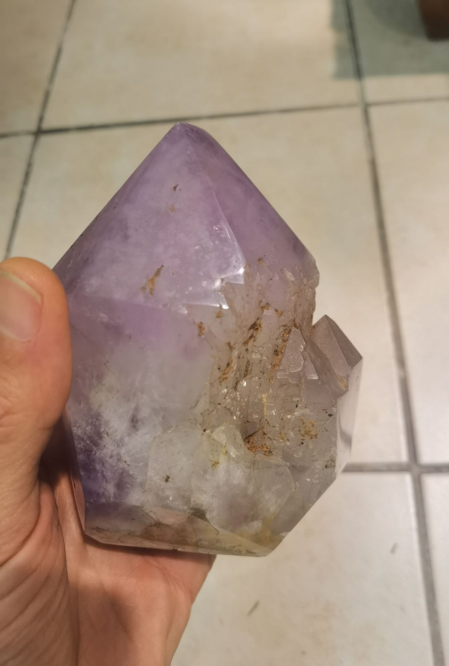 Pointe d'améthyste laiteuse