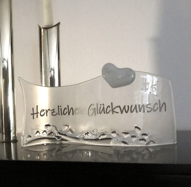 o13 Herzlichen Glückwunsch-Welle aus Glas mit versilbertem Schriftzug. 12 x 30 cm