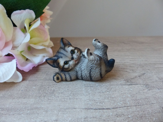 Figurine Chaton en Céramique Royal Handbemalt - Chat Bébé Rayé Marron Gris Noir - Présent Unique, Oeuvre Peinte à la Main, Cadeau Collection