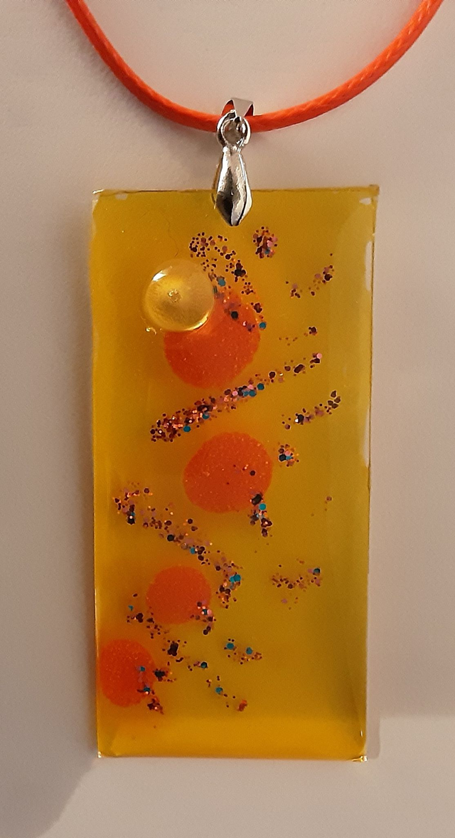 Pendentif grand rectangle collection Vitrail fond jaune et motif orange effet scintillant et cabochon jaune