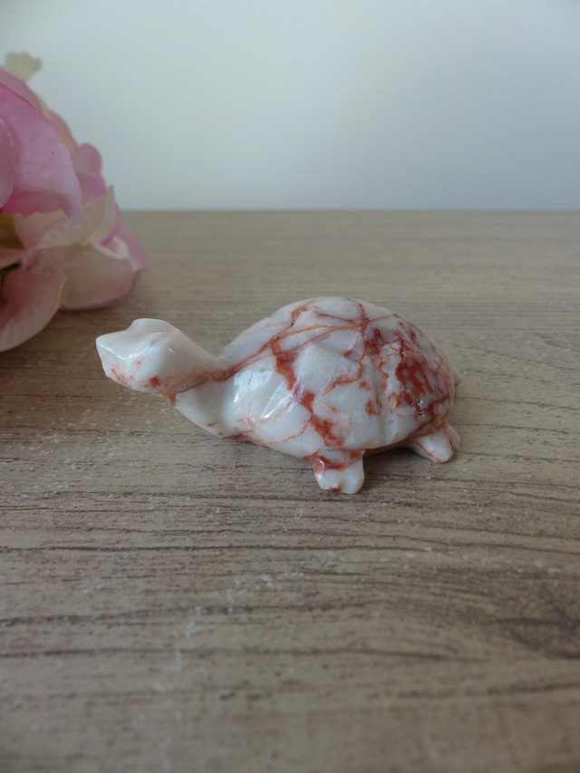 Sculpture de tortue en pierre jaspe veiné rouge, figurine tortue pierre de guérison, cadeau collection petits animaux en pierre artisanat